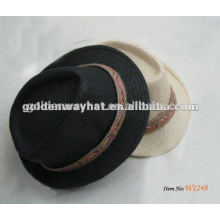 Papel preto com chapéu de fedora de faixa branca